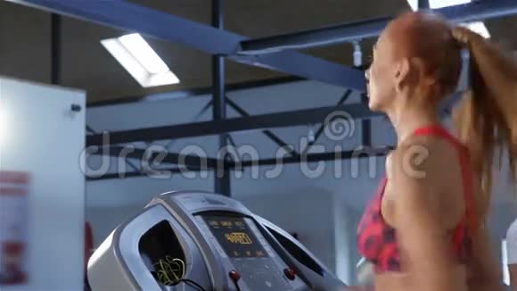 女子健身中心的跑步机速度提高视频的预览图