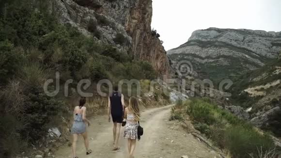 后景游客两个女人和一个男人在山上散步可爱的夏天享受欧洲假日旅行视频的预览图