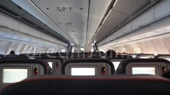 空的飞机座位飞机座位在飞机里面飞机内部有乘客和空姐视频的预览图
