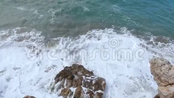海浪的空中视频的预览图