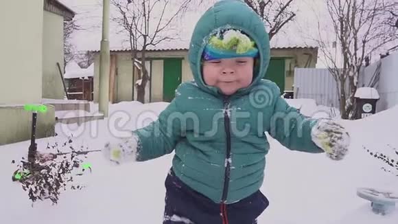 一岁的男孩在雪场玩耍视频的预览图