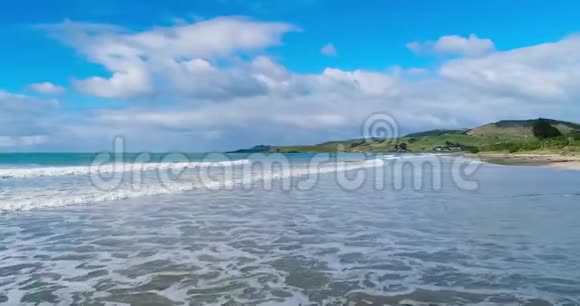 海浪到达海岸和泡沫什维列夫视频的预览图