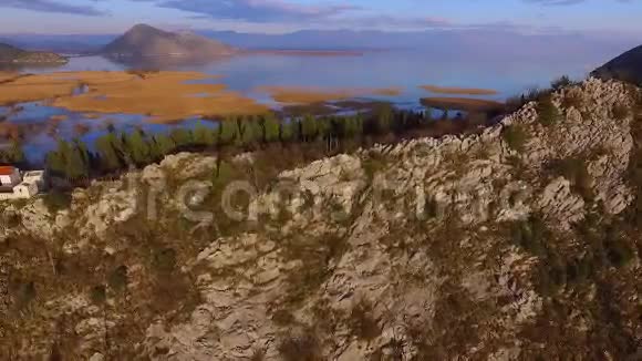飞越黑山的堡垒斯卡达尔湖和巴尔干山脉视频的预览图