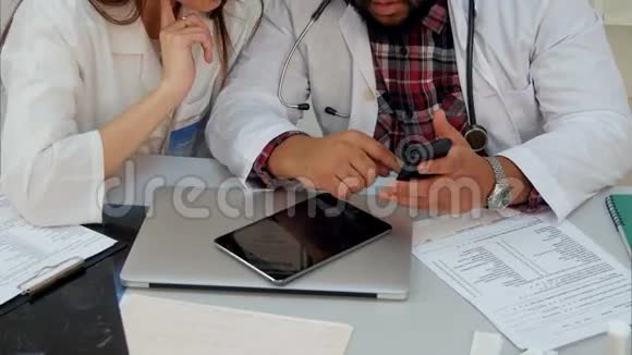 男医生给年轻护士打电话看东西视频的预览图