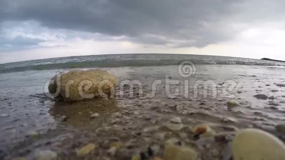 秋天的黑海寒潮视频视频的预览图