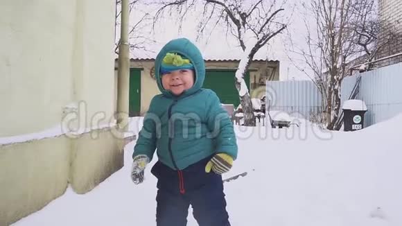 一岁的男孩在雪场玩耍视频的预览图