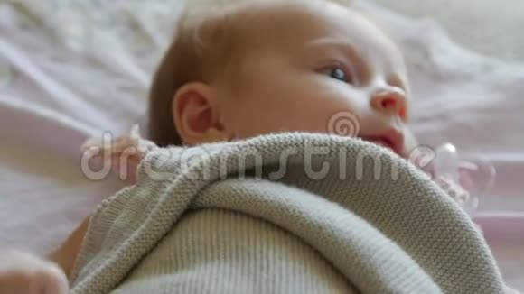 三个月大婴儿的小手视频的预览图