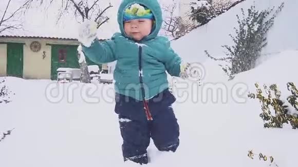 一岁的男孩在雪场玩耍视频的预览图