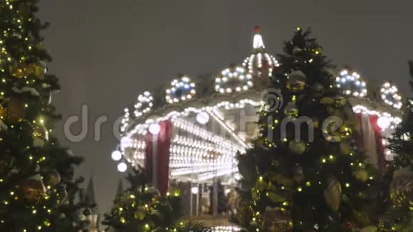 圣诞树上有玩具特写为节日装饰城市在背景中注意力不集中会导致视频的预览图