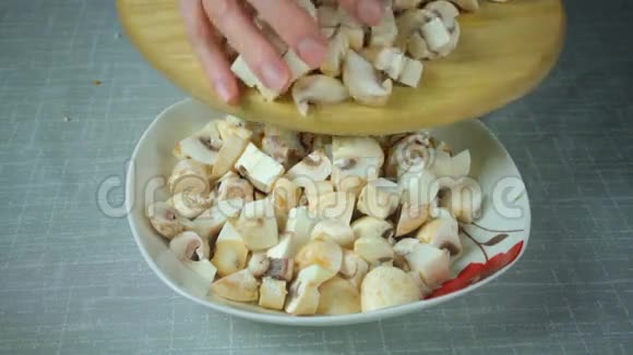 切片蘑菇倒入碗中视频的预览图