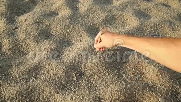 人类正在沙滩上书写一个心灵的象征视频的预览图
