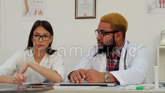 漂亮的护士和男医生在和病人说话视频的预览图