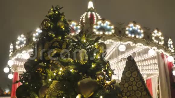 圣诞树上有玩具特写为节日装饰城市在背景中注意力不集中会导致视频的预览图