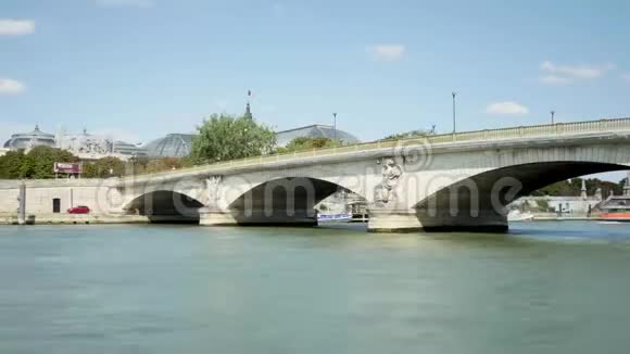 巴黎的时光流逝塞纳河巴黎大桥视频的预览图