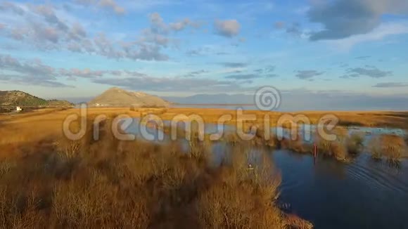 飞越斯卡达尔湖和黄草视频的预览图