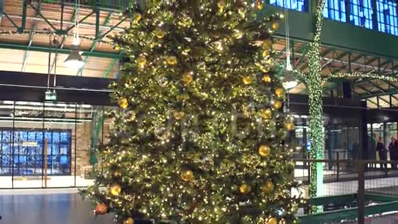 在购物中心装饰的圣诞树4K型倾斜射击视频的预览图