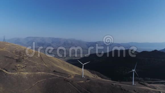 一排生产清洁和可再生能源的现代风力涡轮机视频的预览图