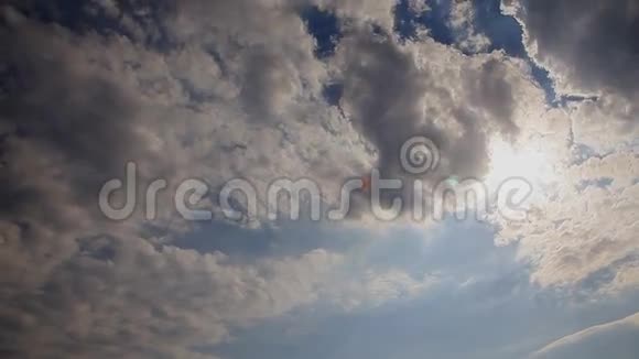 云层背景云景阳光蓝天云天空背景有小云和明亮的蓝天全高清视频的预览图