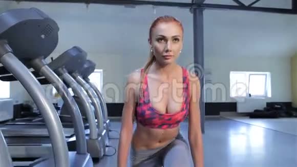 女子在健身中心训练臀肌视频的预览图