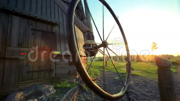 启动风车的轮子风车农场设备视频的预览图