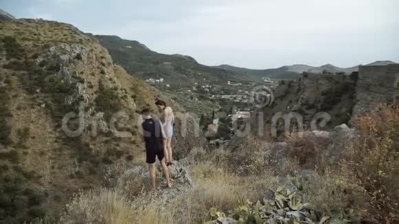快乐的一对夫妇在大自然中欢呼和奔跑徒步男女举起双臂在户外庆祝视频的预览图