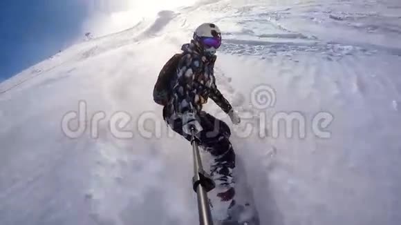在阿尔卑斯山穿着粉末的滑雪女孩戴着头盔视频的预览图