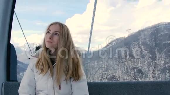 从缆车上欣赏雪山景色的快乐女士视频的预览图