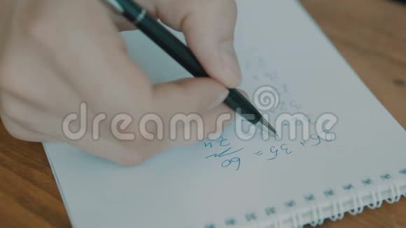 用铅笔书写铅笔在纸上特写手写视频的预览图