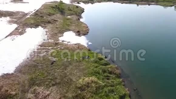 飞越美丽的山脉森林和湖泊视频的预览图