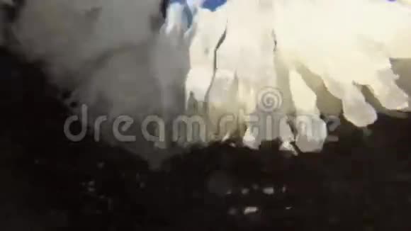 黑海沿岸岩石上的冰柱从水中看到视频的预览图