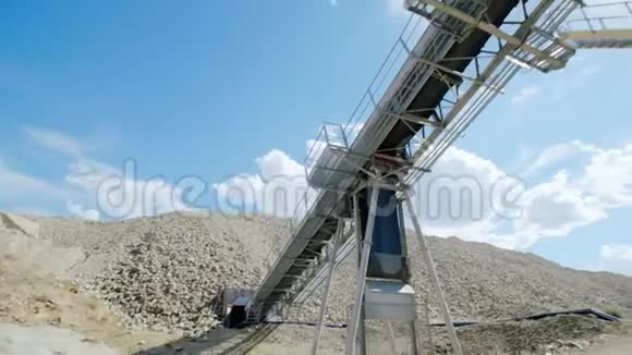 采矿场内运输石块和沙子的工业建筑视频的预览图