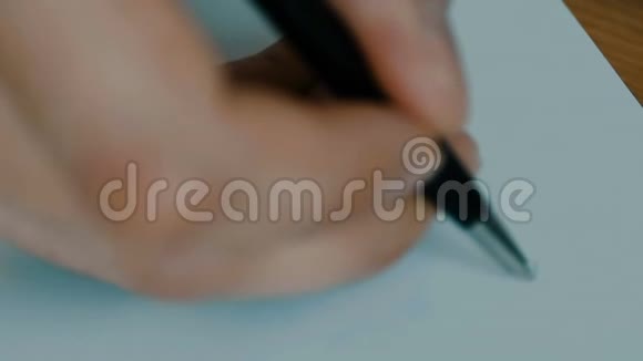 用铅笔书写铅笔在纸上特写手写视频的预览图