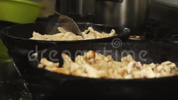 荤菜在煤气炉上用平底锅或平底锅煮或炒薯条视频的预览图