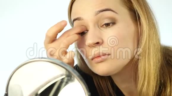 每天化妆的美女拿着化妆刷对着镜子慢动作视频的预览图
