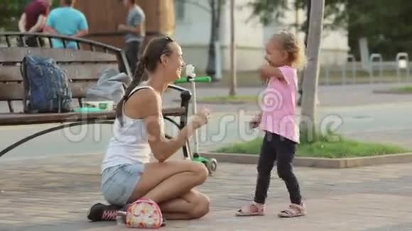 小女孩和她妈妈在公园里玩粉笔视频的预览图