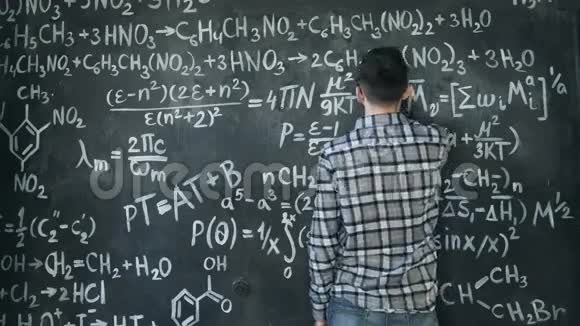 年轻的科学家在化学和数学方程式室里写巧克力视频的预览图