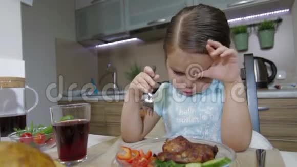 伤心的小女孩吃家庭晚餐视频的预览图