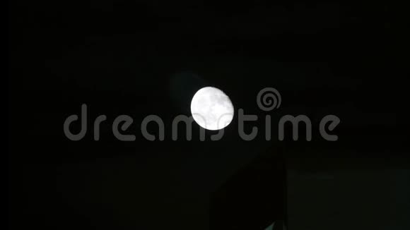 在黑暗的天空中升起满月地球的卫星满月月亮升起月夜视频的预览图