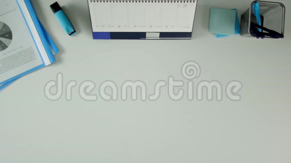 一个人坐在他的办公桌前数钱桌子上有办公用品视频的预览图