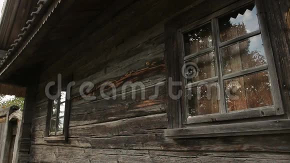 夏日有窗的乡村木屋视频的预览图