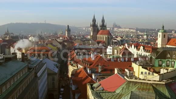 捷克共和国布拉格古城阳光明媚的屋顶4K全景镜头视频的预览图