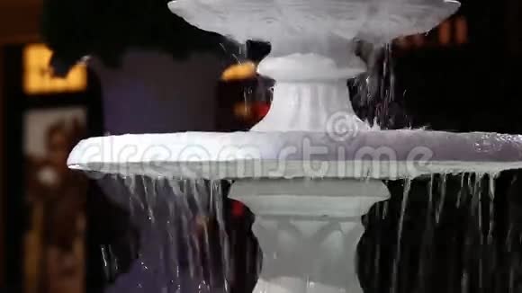 夜间喷泉黑暗的空气视频的预览图