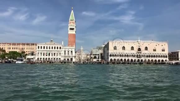 乘船路过威尼斯圣马可广场视频的预览图