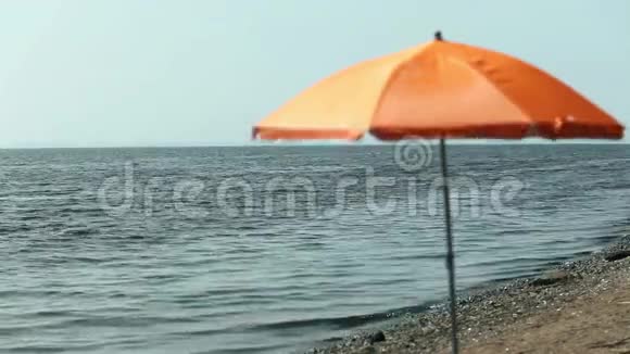 空滩上的海景阳伞视频的预览图