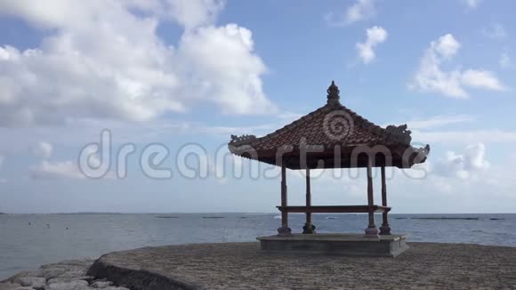 热带海滩岸边的巴厘岛传统乔木视频的预览图