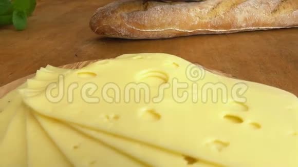 荷兰马斯达姆干酪用叉子吃视频的预览图