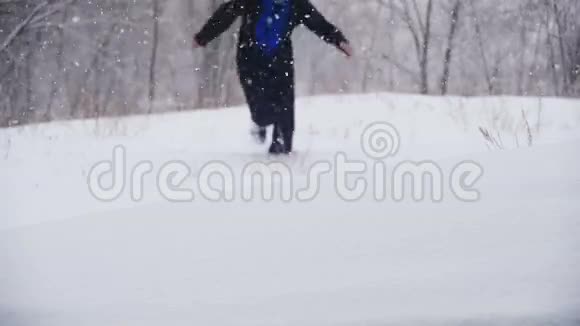快乐的人潜入深雪在冬季松林中享受乐趣慢动作视频的预览图