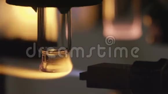 在吹玻璃工厂做一个玻璃瓶视频的预览图