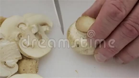 割蘑菇的人视频的预览图