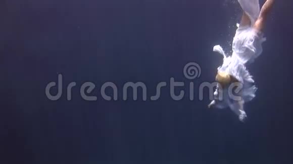 年轻女孩模特自由潜水员水下白色天使服装姿势在红海视频的预览图